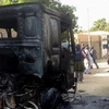 Một xe tải bị đốt cháy bên ngoài căn cứ không quân Maiduguri. (Nguồn: AP)
