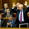 Thủ tướng Ukraine Mykola Azarov (phải) phát biểu tại phiên họp Quốc hội ngày 3/12. (Nguồn: AFP/TTXVN)