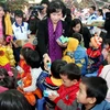 Phó Chủ tịch Quốc hội Nguyễn Thị Kim Ngân đến dự và tặng sữa cho các em học sinh. (Ảnh: Anh Tuấn/TTXVN)