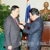 Phó Thủ tướng, Bộ trưởng Bộ Ngoại giao Phạm Bình Minh trao Huân chương Hữu nghị của Chủ tịch nước cho Đại sứ Thái Lan Anuson Chinvanno (Ảnh: Phương Hoa/TTXVN)