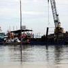 Trục vớt tàu cổ chở hàng hóa bị chìm trên sông Lô 