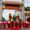 Các đại biểu cắt băng khánh thành khu lưu niệm Chủ tịch Hồ Chí Minh. (Ảnh: Kim Há/Vietnam+) 