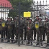 Căn cứ bộ binh Ukraine ở Crimea bị hàng trăm tay súng vây chặt