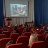 Các đại biểu tham gia lễ kỷ niệm xem phim tư liệu về ông Yuri Aleksandrovich Sienkiewicz. (Ảnh: Duy Trinh/Vietnam+)