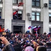 Người biểu tình chiếm tòa nhà chính quyền Lugansk ở Ukraine