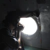 Chiến sỹ không quân tham gia tìm kiếm máy bay bị nạn chụp ảnh vùng tìm kiếm. (Nguồn: báo Thanh Niên)