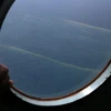 Vệt dầu loang được xác định không phải từ chiếc máy bay mất tích (Ảnh: Duy Khương/TTXVN)