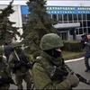 Phóng viên nước ngoài tác nghiệp ở khu vực sân bay quốc tế Simferopol. (Nguồn:globalpost.com) 