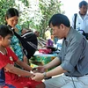 Bác sỹ Bệnh viện Bạch Mai khám cho người dân mắc hội chứng viêm da dày sừng lòng bàn tay, bàn chân tại huyện Ba Tơ, tháng 6/2012. (Ảnh: Thanh Long/TTXVN)