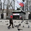 Một cậu bé chơi đùa trước tượng đài xe tăng T-34 ở Simferopol, Crimea. (Nguồn: AFP)