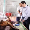 Đoàn công tác của Bộ y tế thăm các sản phụ có trẻ sơ sinh bị tử vong, điều trị tại Bệnh viên đa khoa huyện Hướng Hóa, tháng 7/2013. (Ảnh: Hồ Cầu/TTXVN)