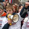 Học sinh các trường dạy tiếng Nga ở Latvia biểu tình phản đổi chính sách hạn chế tiếng Nga ở nước này. (Nguồn: AFP)