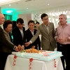 Các lãnh đạo khách sạn Hilton Garden Inn Hanoi cắt bánh kỷ niệm 1 năm hoạt động của khách sạn. (Nguồn: Hilton Garden Inn Hanoi)