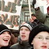 Người nói tiếng Nga ở Latvia biểu tình đòi giữ ngôn ngữ Nga trong hệ thống ngôn ngữ chính. (Nguồn: RT)
