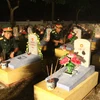Các quân nhân thế hệ sau dâng hương, dâng hoa lên các phần mộ các liệt sỹ tại Nghĩa trang Liệt sỹ huyện Hướng Hóa, tháng 7/2013. (Ảnh: Hồ Cầu/TTXVN)