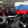 Ukraine: Người biểu tình thu súng và phân phát cho nhau