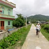 Nhà mái bằng và đường bêtông đã xuất hiện ở Thanh Chăn, xã biên giới vùng cao Điện Biên. (Nguồn: svhttdldienbien.gov.vn)