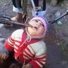 Tranh cãi về bức ảnh em nhỏ Syria bị dí súng đe dọa