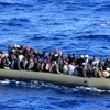 Italy cứu tàu chở 450 người nhập cư trái phép gặp nạn 