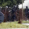 Pháp phong tỏa khu vực hai nghi phạm đang cầm giữ con tin