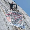 Treo biểu ngữ trên mái vòm Vatican để phản đối chính sách của EU