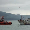 Quảng Bình: Lai dắt tàu cá bị chìm ở cửa biển Nhật Lệ