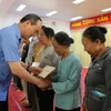 Chủ tịch Mặt trận Tổ quốc tặng quà Tết người nghèo tỉnh Trà Vinh