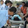 Công nhân nghi bị ngộ độc khí đang được cấp cứu tại Bệnh viện đa khoa Đồng Nai. (Ảnh: Sỹ Tuyên/TTXVN)