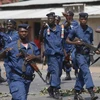 Cảnh sát triển khai ngăn chặn người biểu tình tại thủ đô Bujumbura của Burundi, ngày 29/5. (Nguồn: Reuters).