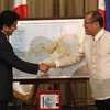 Thủ tướng Nhật Bản Shinzo Abe và Tổng thống Philippines Benigno Aquino trong cuộc gặp ở Manila, tháng 7/2013. (Nguồn: businessinsider) 