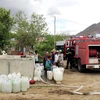 Người dân vùng cao xã Phước Trung, huyện Bác Ái, Ninh Thuận lấy nước sinh hoạt từ nguồn hỗ trợ của địa phương. (Ảnh: Công Thử/TTXVN)