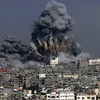Cột khói khổng lồ xuất hiện ở một khu nhà tại thành phố Gaza sau cuộc không kích của Israel, ngày 29/6/2014. (Nguồn: AFP)
