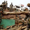 Quân đội Nepal làm nhiệm vụ tại một khu đền bị phá hủy sau động đất ở thủ đô Kathmadu ngày 30/5. (Nguồn: THX/TTXVN