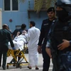 Vận chuyển người bị thương trong vụ tấn công thánh đường Hồi giáo ở Kuwait City, hôm 26/6. (Nguồn: AFP