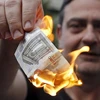 Người biểu tình Hy Lạp đốt tờ euro ngay trước văn phòng EU tại Athens để phản đối chính sách 'thắt lưng buộc bụng' nền kinh tế. (Ảnh: washingtonpost.com)