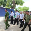 Đại tướng Trần Đại Quang dẫn đầu đoàn công tác Bộ Công an đến thăm viếng, động viên và chia buồn với gia đình các nạn nhân trong vụ trọng án. (Ảnh: K GỬIH/TTXVN)