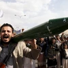 Một tay súng Houthi trong cuộc tuàn hành của nhóm phiên quân này phản đối Liên hợp quốc ở thủ đô Sanaa. (Nguồn: Reuters)