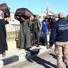 Cảnh sát Tunisia theo dõi những người Libya đi qua biên giới sang Tunisia. (Nguồn: thetimes.co.uk)
