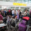 Khách du lịch bị dồn ứ tại sân bay quốc tế Ngurah Rai, Bali do sân bay đóng cửa vì ảnh hưởng khói bụi của núi lửa Raung. (Nguồn: Getty Images)
