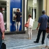 Người dân Hy Lạp tiếp tục xếp hàng rút tiền ở máy ATM ở trung tâm Athens, ngày 14/7. (Nguồn: AFP)