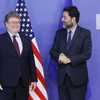 Trưởng đoàn đàm phán EU Ignacio Garcia Bercero (phải) và người đồng cấp Mỹ Dan Mullaney. (Nguồn: EPA)