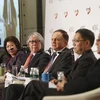 Đại sứ lưu động Bộ Ngoại giao ​Singapore Tommy Koh (thứ ba, từ trái qua) cùng các diễn giả tham dự diễn đàn. (Nguồn: straitstimes.com) 