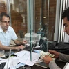 Một người Iran tới ngân hàng đổi ngoại tệ. (Nguồn: MEHR)