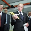 Tổng thống Nga Putin trong một chuyến thăm một kho dự trữ vàng. (Nguồn: goldbroker.com)