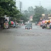 Mưa lớn gây lụt một số tuyến đường tại thành phố Hạ Long, Quảng Ninh. (Ảnh: Văn Đức/TTXVN)