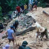 Công tác cứu hộ, cứu nạn tại Hạ Long trong vụ sập nhà do mưa lũ khiến 9 người trong gia đình bị thương vong, ngày 28/7. (Ảnh: Minh Quyết/TTXVN)