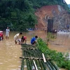 Người dân huyện Quan Hóa đóng bè để vượt qua điểm ngập sâu. (Ảnh: Trịnh Duy Hưng/TTXVN)
