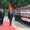 Chủ tịch nước Trương Tấn Sang và Tổng thống Md. Abdul Hamid duyệt Đội danh dự Quân đội Nhân dân Việt Nam. (Ảnh: Nguyễn Khang/TTXVN)