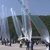 Các nhà hoạt động Hàn Quốc trong một hoạt động thả truyền đơn qua bóng bay vào lãnh thổ Triều Tiên. (Nguồn: stripes.com) 