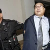 Thượng nghị sỹ Hong Sokhua bị cảnh sát giải ra tòa án Phnom Penh, ngày 15/8.(Nguồn: BBC)